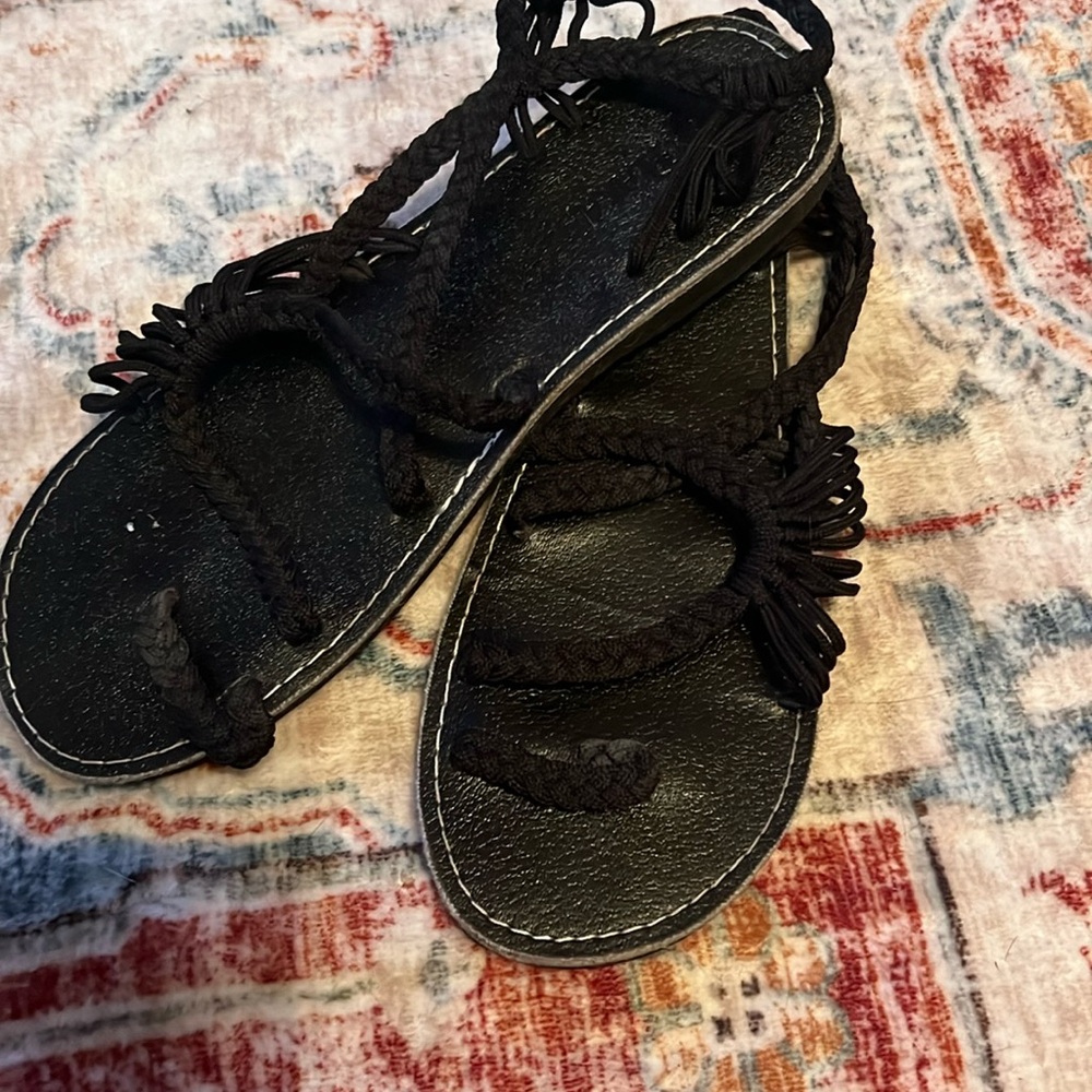 Black Plaka sandals